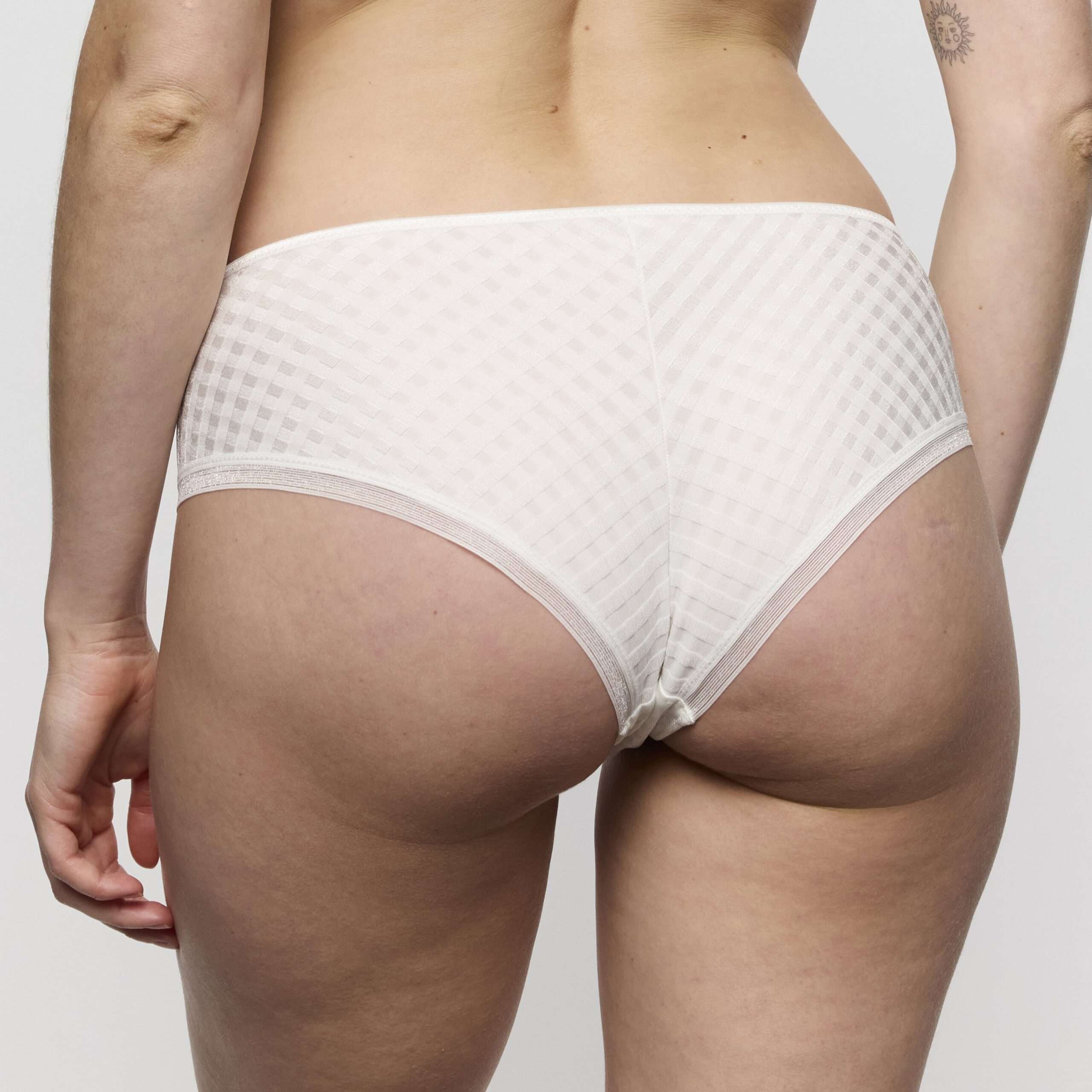 AVERO Ivory Petal hotpants