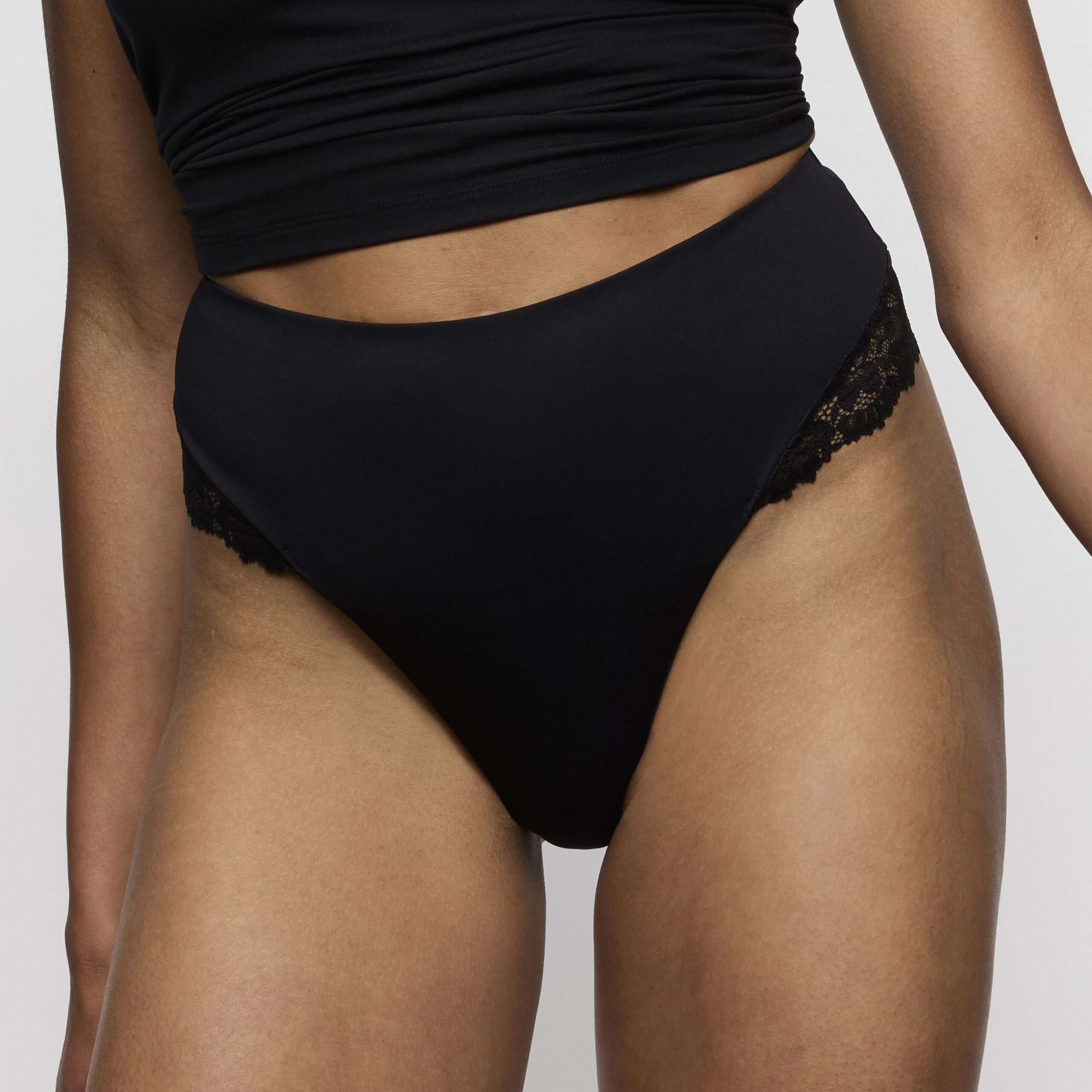 SOFT STUDIO zwart string